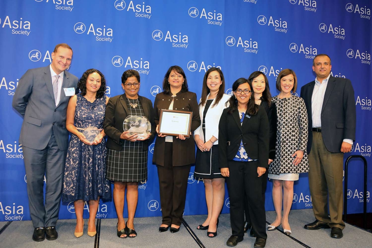 Sophia Khan (L2) on behalf of Medtronic receives the award for Best Employer for Promoting APA Women. (Ellen Wallop/Asia Society)
