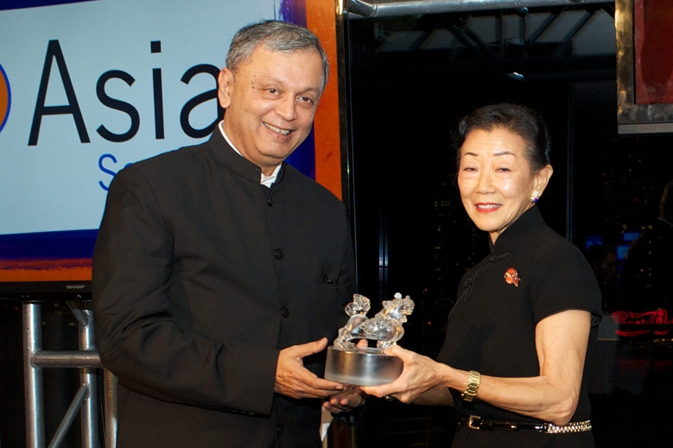 Lulu Wang, right, presents Madhav Chavan with his Asia Game Changer Award. (Ann Billingsley/Asia Society)