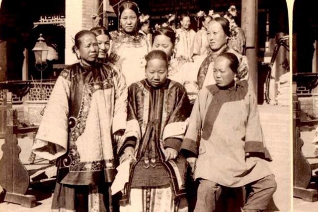 Beijing women pose in the courtyard of a Chinese home. (Okinawa Soba/flick)