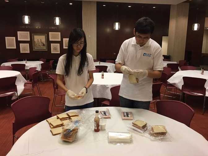 Young Scholars Zhuo Yaqin and Ma Xing package sandwiches for the homeless as part of the Friday morning breakfast program at Central Synagogue, in New York. (Jenny Xu)