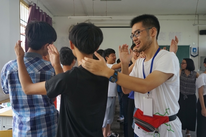 Young Scholar Dai Gaole and PEER program participants take a break from a packed schedule of workshops in Jianghua, China. (Hong Chenchen & Wang Zijia)