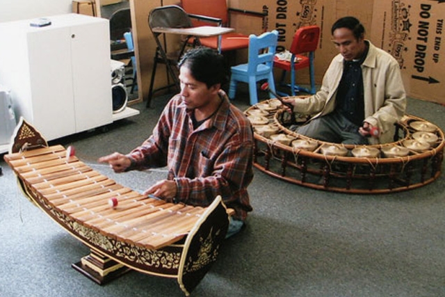 musicians-ho-chan-and-sokheartha-chhim-playing-cambodian-pin-peat-music
