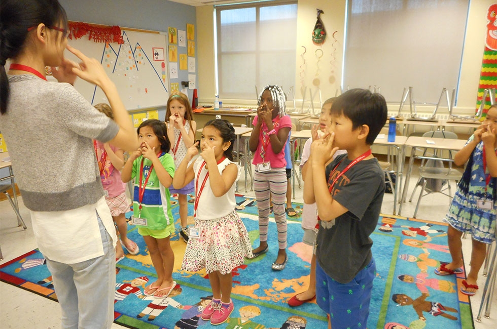 Playing Simon Says in Chinese. (Glastonbury/GEHM Foreign Language Department)