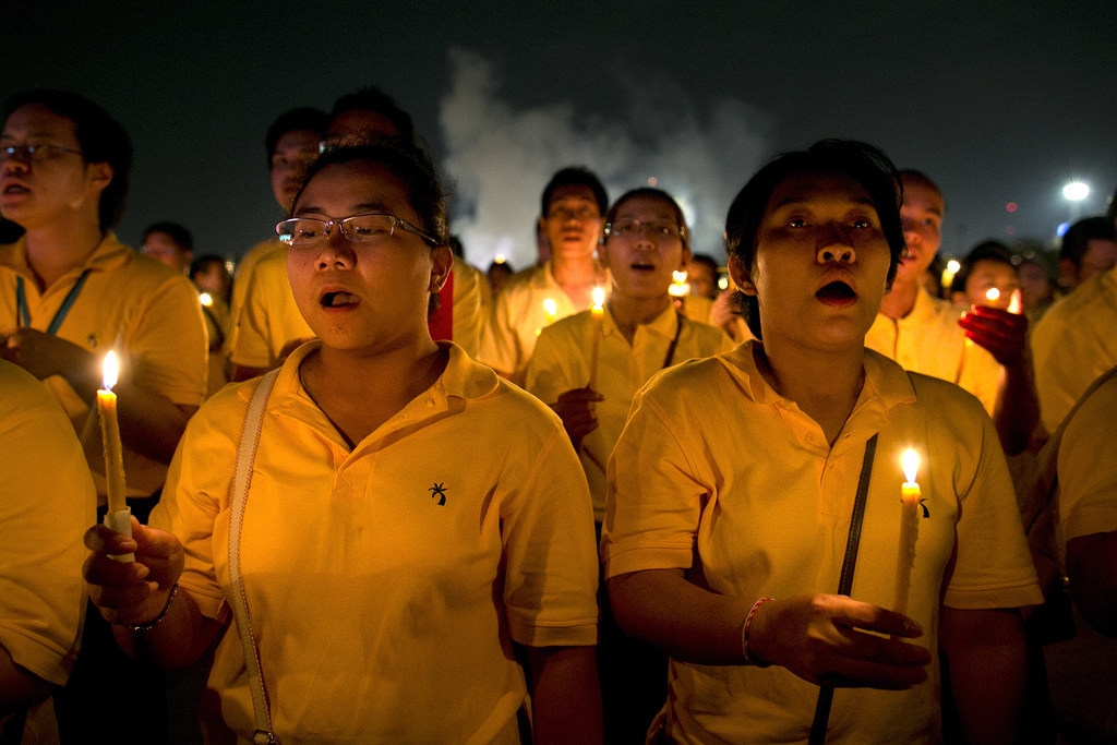 Thai people hold candles during celebrations to pay respect to Thailand's King Bhumibol Adulyadej on his 85th birthday December 5, 2012 in Bangkok, Thailand. (Photo by Paula Bronstein/Getty Images)