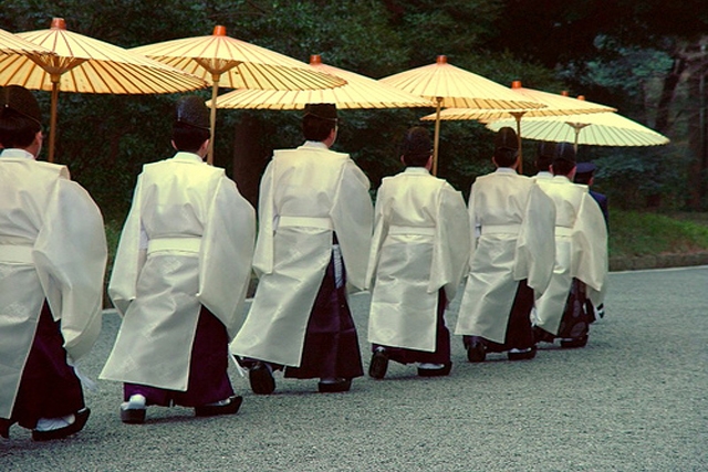 Shinto Priests marching at Meiji Temple Shrine (chrisjfry/Flickr)