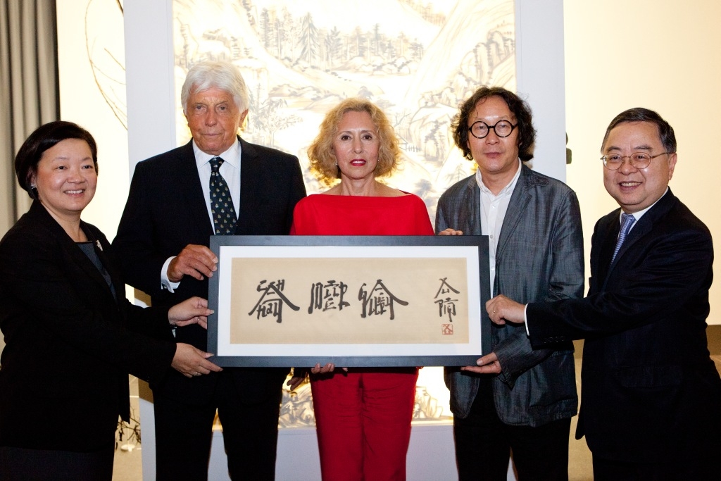 Ronnie C. Chan (first from the right), Co-Chair of the Asia Society and Chairman of the Asia Society Hong Kong Center and S. Alice Mong (first from the left), Executive Director of Asia Society Hong Kong Center presented a monograph by contemporary Chinese artist Xu Bing (second from the right) written in the artist’s signature Square Word Calligraphy to Robert (second from the left) and Chantal Miller (center). 
