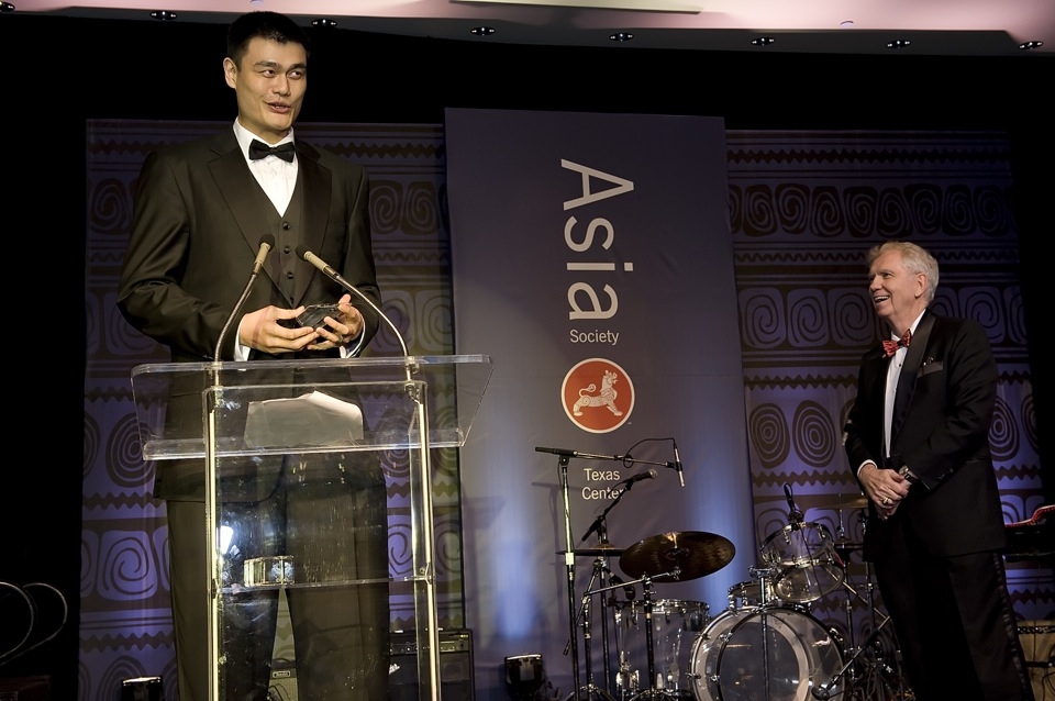 Houston Rockets star Yao Ming thanks the crowd after receiving the Asia Society Texas Center Award for Contribution to the Global Community from Charles Foster (R), chairman of the board for the Texas Center. (Jeff Fantich Photography)