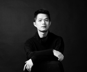 a picture of the violinist lun li