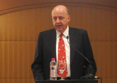 Ambassasor John D. Negroponte speaking in Mumbai on Sept. 9, 2009. (Madeline Gressel, Asia Society India Centre)