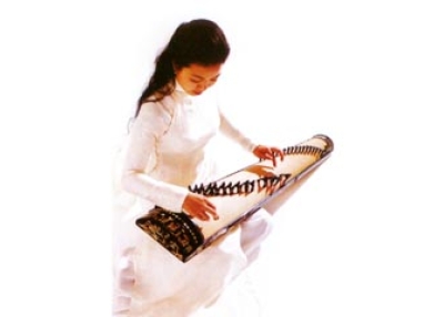 Nguyen Thanh Thuy at the dan tranh (zither ).