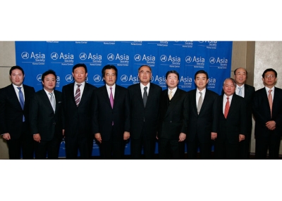 Japanese Minister for Foreign Affairs Okada Katsuya (4th from L) at the Asia Society Korea Center on Feb. 11, 2010. (Asia Society Korea Center)