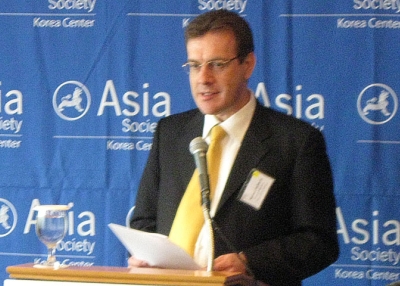 Branch Manager and Chief Operating Officer of Deutsche Bank (DB) Korea Michael Hellbeck speaking in Seoul on April 20, 2010. (Asia Society Korea Center)