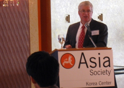 Scott E. Kalb speaking at Seoul's Lotte Hotel on August 24, 2010. (Asia Society Korea Center)