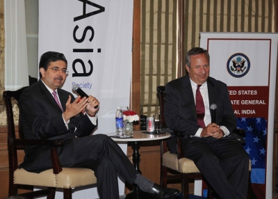 Lawrence Summers (R) speaks with Uday Kotak, Executive Vice Chairman and Managing Director of the Kotak Mahindra Group, in Mumbai on Oct. 15, 2010. (Asia Society India Centre)
