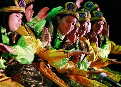Javanese dancers. (asiafinest.com)
