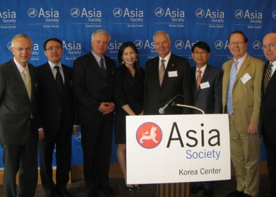 Russian Ambassador, H.E. Konstantin V. Vnukov (fifth from left) at Asia Society Korea Center's monthly luncheon series on May 15, 2012. (Asia Society Korea Center) 