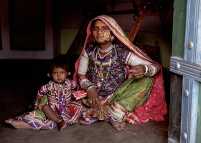 A Gujarati woman and a child. (Ellen Kaplowitz)