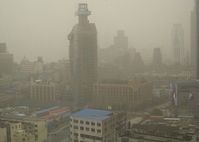 Smog in central Shanghai. (oliverlaumann/Flickr)