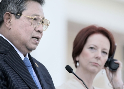 Australian Prime Minister Julia Gillard (R) listens as Indonesian President Susilo Bambang Yudhoyono speaks during a press conference at the Northern Territory Parliament House in Darwin on July 3, 2012. (Daniel Hartley-Allen/AFP/GettyImages)