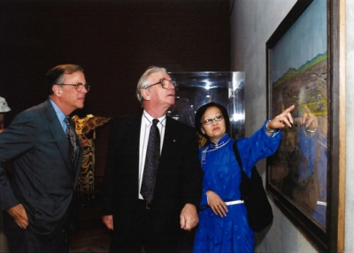 Jan Fontein (center) examines a painting with Marshall Bouton (left) and another attendee at Asia Society, New York’s 2000 opening of “Dancing Demons: Ceremonial Masks of Mongolia.” (Elsa Ruiz/Asia Society)