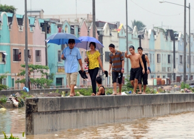Pedestrians in Manila negotiate a flooded street. (Ted Aljibe/AFP/Getty)