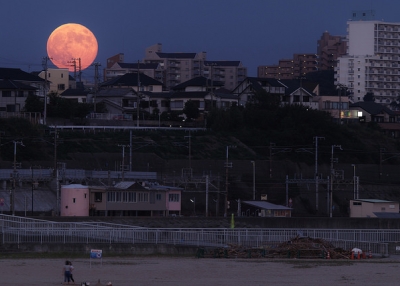 A flaming moon lights up the sky in Hyōgo Prefecture, Japan on September 9, 2014. (halfrain/Flickr)