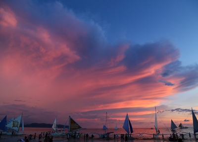 A swathe of pink clouds paint the evening sky in Malay, Philippines on June 2, 2014. (iloveglay/Flickr)