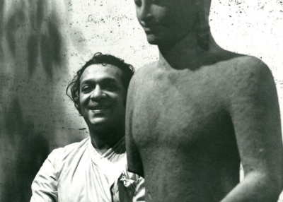Ravi Shankar poses with a sculpture from the Asia Society’s Rockefeller Collection in New York in 1962.