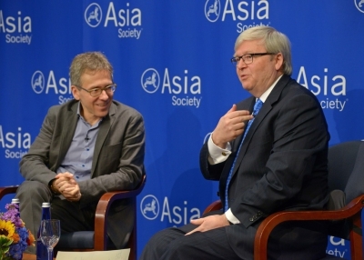 Ian Bremmer (L) and Kevin Rudd in discussion at Asia Society New York on May 27, 2015. (Elsa Ruiz/Asia Society)