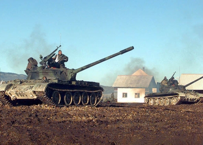 Croatian Defense Council Army tanks pull into firing position. (Kim Price/Wikimedia Commons)