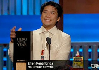 Efren Peñaflorida, Jr. accepting his award on Nov. 21, 2009.