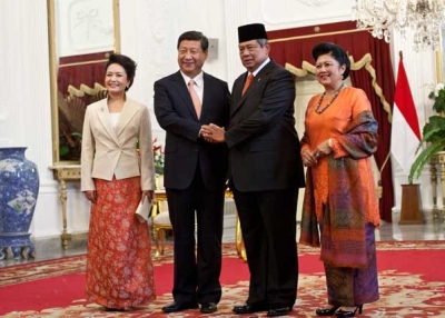 People's Republic of China President Xi Jinping (2L) and wife Peng Liyuan (L) pose with Indonesian President Susilo Bambang Yudhoyono (2R) and his wife Mrs. Ani Yudhoyono in Jakarta on Oct. 2, 2013. President Xi was in Indonesia for two days to discuss bilateral trade with the Indonesian president. (Oscar Siagian/Getty Images) 