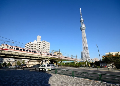 The Tokyo Sky Tree (R), Genmori-bashi and a Tobu 6050 series train in October 2011. The Tokyo Sky Tree opened in May 2012. (ykanazawa1999/Flickr)
