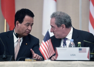 U.S. trade representative Michael Froman (R) talks to Akira Amari, Japan's Minister of Economic and Fiscal Policy, at a press conference in Singapore on May 20, 2014. (Roslan Rahman/AFP/Getty Images)
