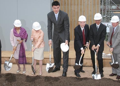 NBA star Yao Ming, architect Yoshio Taniguchi, and other dignitaries break ground for the Asia Society Texas Center on May 15, 2008. (Richard J. Carson/Asia Society)