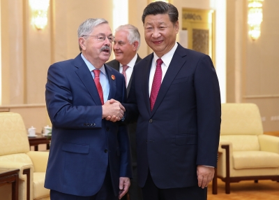Terry Branstad shakes hands with Chinese President Xi Jinping 