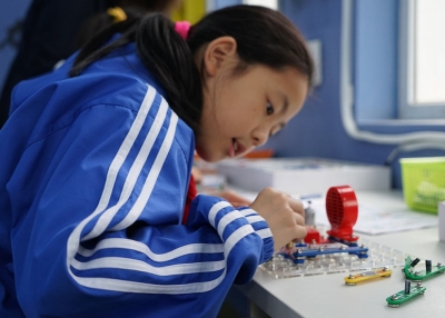 A student works at a Hangzhou primary school.