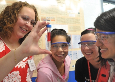 Students work on a scientific experiment. (Argonne National Laboratory/Flickr)