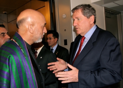 Hamid Karzai (L) and Richard Holbrooke (R)