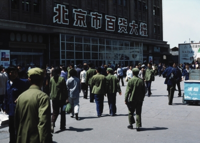 Peking, Menschen vor Warenhaus 