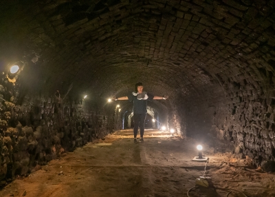 Photo of artist anGie seah performing in the Guan Huat Dragon Kiln in Singapore, one of the few historical brick-built kilns left in Asia.