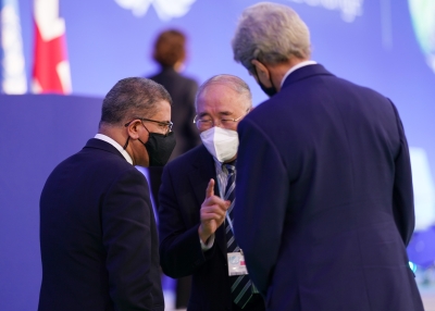U.S. Special Presidential Envoy for Climate John Kerry (R) speaks with Special Climate Envoy of China Xie Zhenhua (C) and COP26 President Alok Sharma ahead of the stocktake plenary on day 14 of COP26 at SECC on November 13, 2021 in Glasgow, Scotland. 