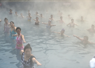 Yoga Performance At Hot Spring In Luoyang