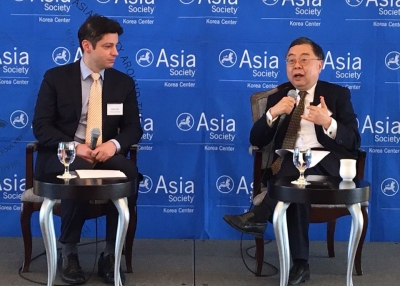 Mark Tetto (left) moderates the conversation with Ronnie Chan (right)