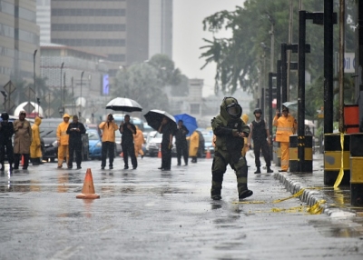 Indonesian bomb squad police clear the area as they examine a suspicious box on a main road sidewalk in Jakarta on February 4, 2016. (BAY ISMOYO/AFP/Getty Images)