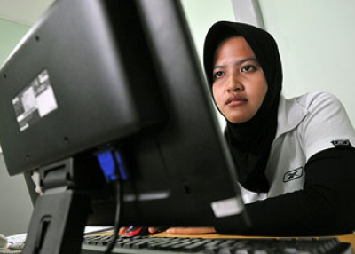 An Indonesian Muslim woman uses Facebook in Jakarta on Jan. 15, 2009. ( Bay Ismoyo/AFP/Getty Images)