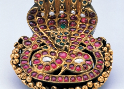 Gold cobra-head braid ornament 