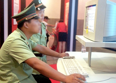 Chinese policemen surf the Internet at a computer fair in Beijing on 21 August 2000. (Goh Chai/AFP/Getty Images)