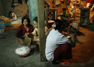 Jakarta, Bukit Duri. Preparing Dinner. They live as a small community in this place. (henri ismail/Flickr)