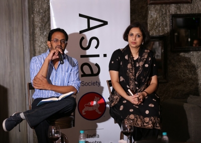 Samanth Subramanian (L) and Suhasini Haider (R) in Mumbai on August 7, 2014. (Asia Society India Centre)